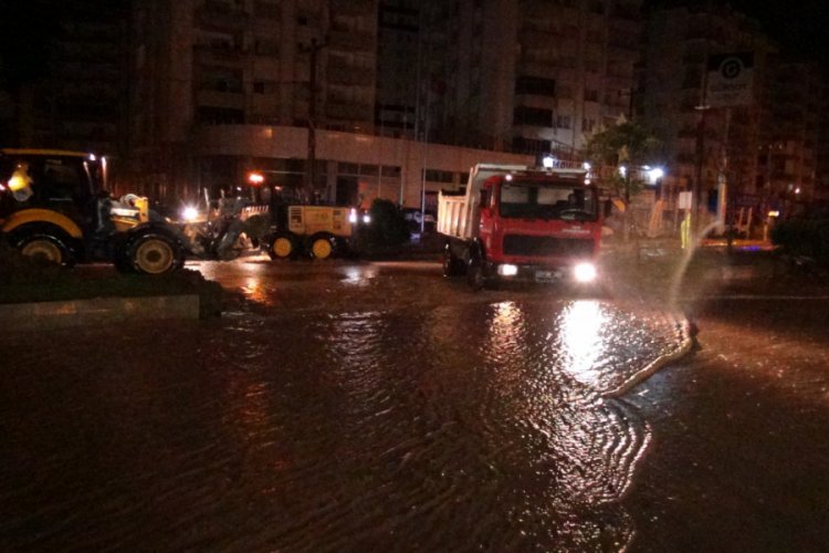 Mersin'de cadde ve sokaklar sular altında kaldı