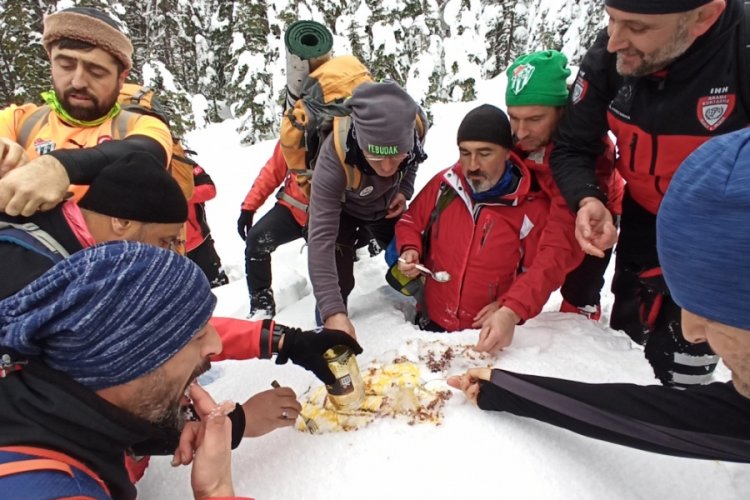 Bursa Uludağ'ın zirvesinde kar helvası yapıp yediler