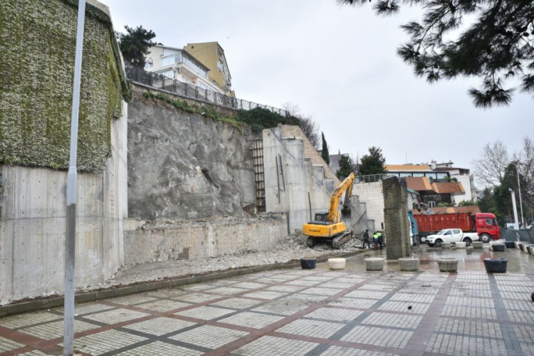 Bursa'da Altıparmak Meydanı'nda 'g&uuml;venlik' d&uuml;zenlemesi