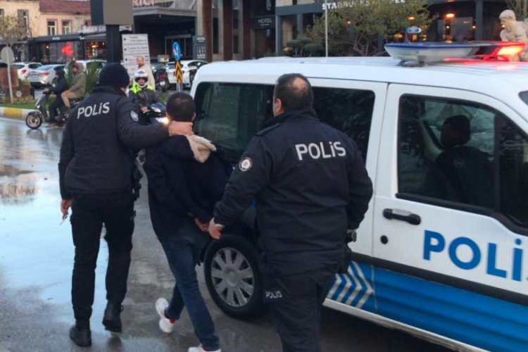 Cezaevi firarisi polisi bı&ccedil;akladı