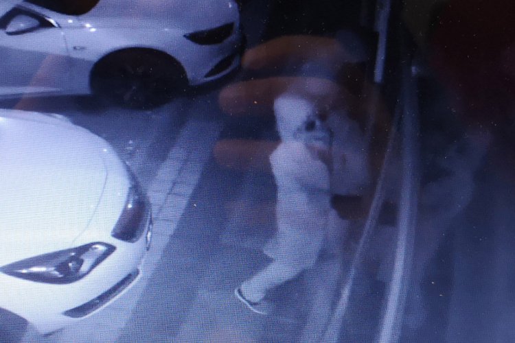 Bursa'da ara&ccedil; &ccedil;alıp, iş yerlerinden hırsızlık yapan 2 ş&uuml;pheli kamerada