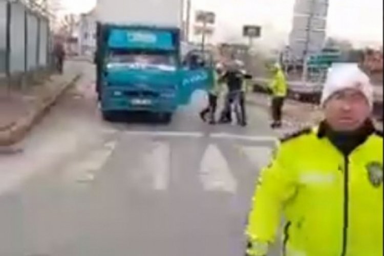 'Trafik polislerinden kamyon s&uuml;r&uuml;c&uuml;s&uuml;ne darp' iddiası