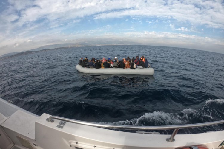 &Ccedil;eşme a&ccedil;ıklarında 199 ka&ccedil;ak g&ouml;&ccedil;men yakalandı