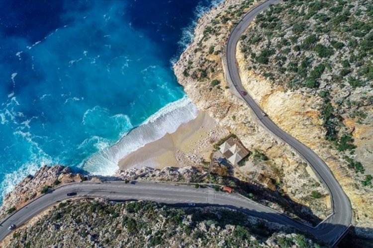 D&uuml;nyaca &uuml;nl&uuml; Kaputaş Plajı kış manzarasıyla g&ouml;renleri hayran bırakıyor