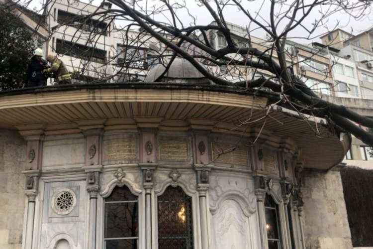 Fırtına nedeniyle k&ouml;k&uuml;nden kopan ağa&ccedil; tarihi sebilin &ccedil;atısına d&uuml;şt&uuml;