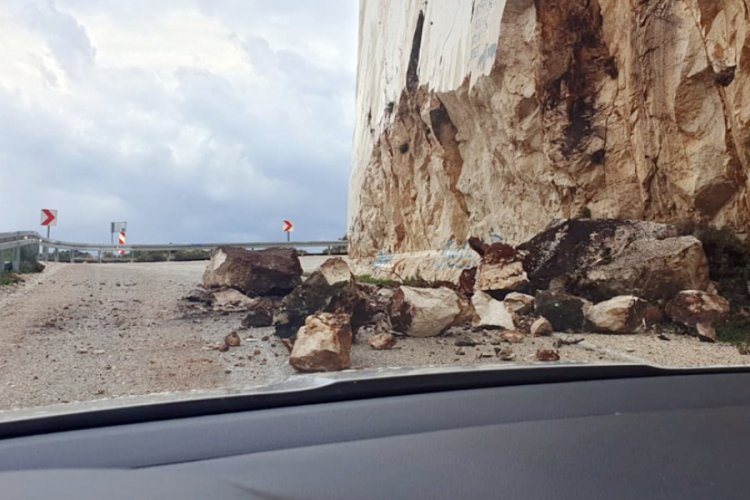Dağdan kopan kaya par&ccedil;aları, yola d&uuml;şt&uuml;