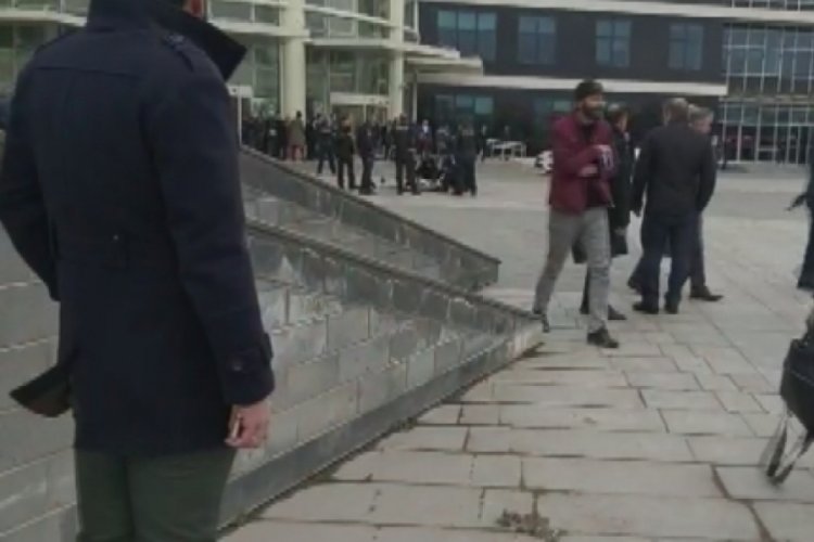 Adliyenin &ouml;n&uuml;nde bir kişi silahla &ouml;ld&uuml;r&uuml;ld&uuml;