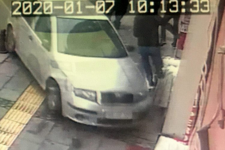 Kontrolden &ccedil;ıkan otomobil d&uuml;kkana &ccedil;arptı