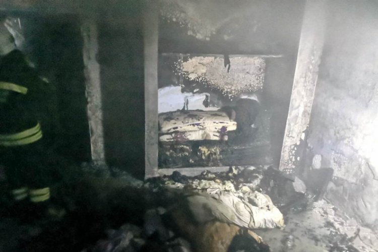 Baba ve oğlu alevlerin arasından kurtarıldı