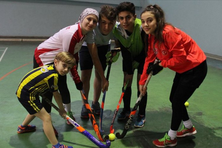Hokeyci kuzenler ailenin &ouml;nc&uuml;s&uuml; oldu