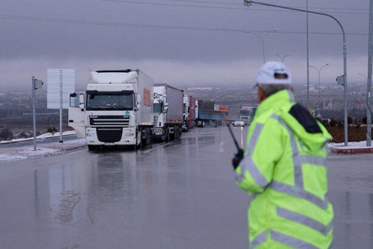 Konya'da kar ve tipi, ulaşımda aksamalara neden oldu