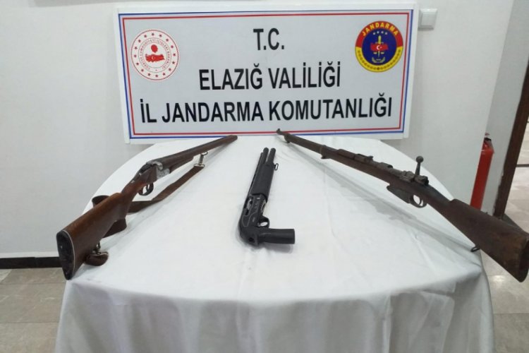 Jandarma, biri keskin nişancı t&uuml;feği 3 silah ele ge&ccedil;irdi
