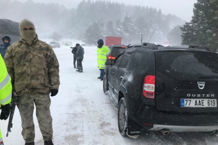 Bursa Uludağ'da kar 1 metreye ulaştı, zincirsiz araç geçişine izin verilmiyor