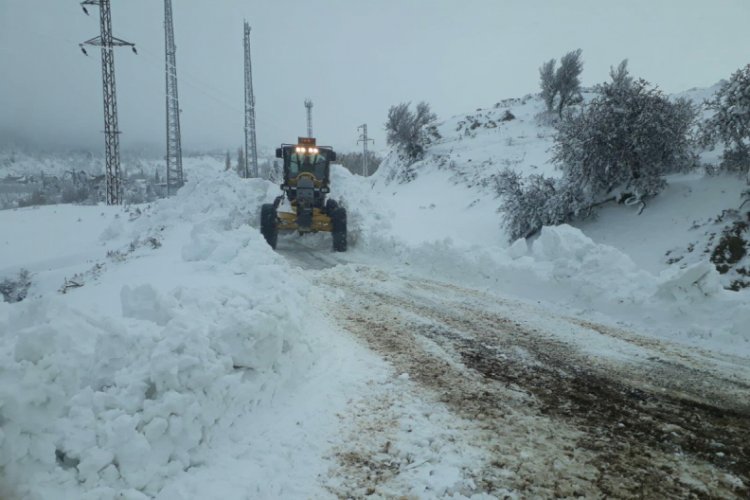 Manisa'da fırtınada elektrik direkleri devrildi