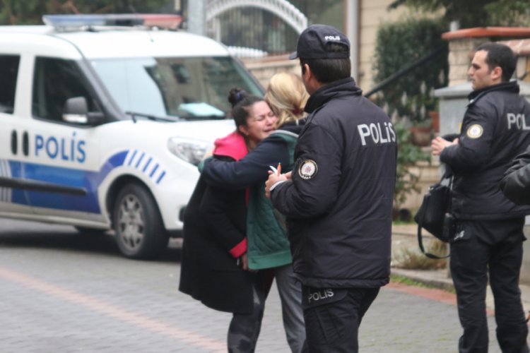 Balkondan d&uuml;şen gen&ccedil; kızı &ccedil;arşaf gererek yakalamaya &ccedil;alıştılar