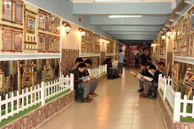 Okul koridorunda 'Edebiyat Sokağı' oluşturdular