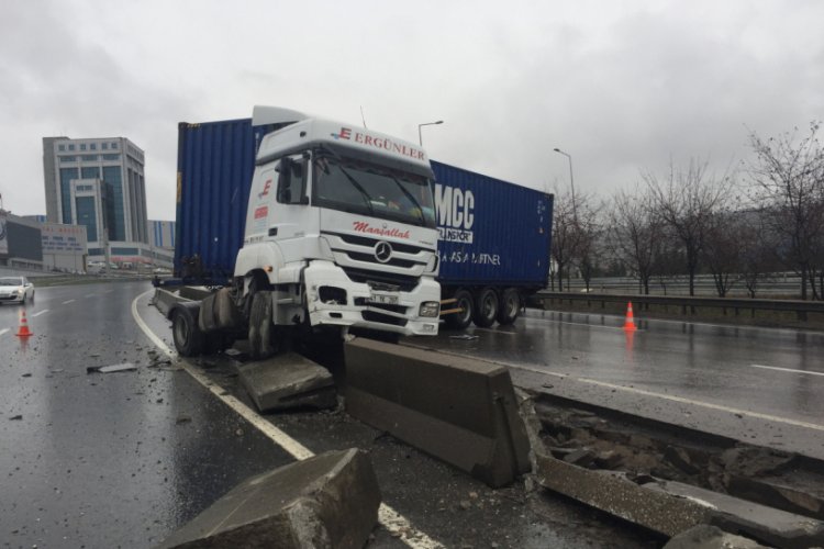 Tır kontrolden &ccedil;ıkarak bariyerlere &ccedil;arptı