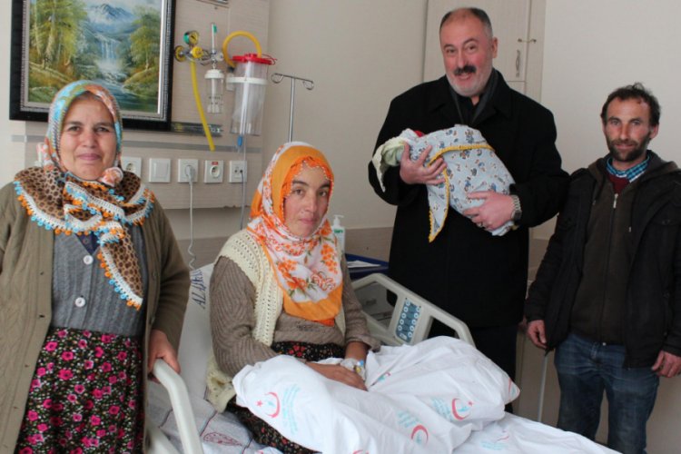 Kar yolları kapatınca evde doğum yaptı