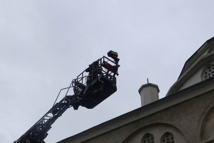 Fırtına minaresiz kalan caminin kubbesindeki kaplamayı u&ccedil;urdu