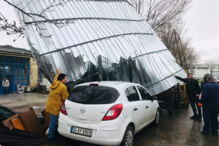 Şiddetli r&uuml;zgar iş yerinin &ccedil;atısını u&ccedil;urdu