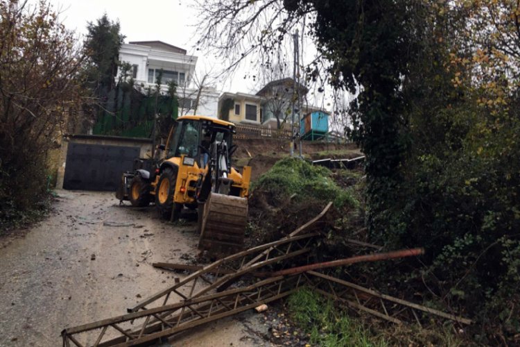 Villa bah&ccedil;esinin istinat duvarı &ccedil;&ouml;kt&uuml;