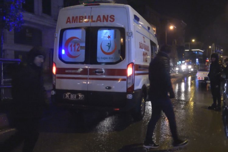 Yolun karşısına ge&ccedil;erken kamyonet &ccedil;arptı
