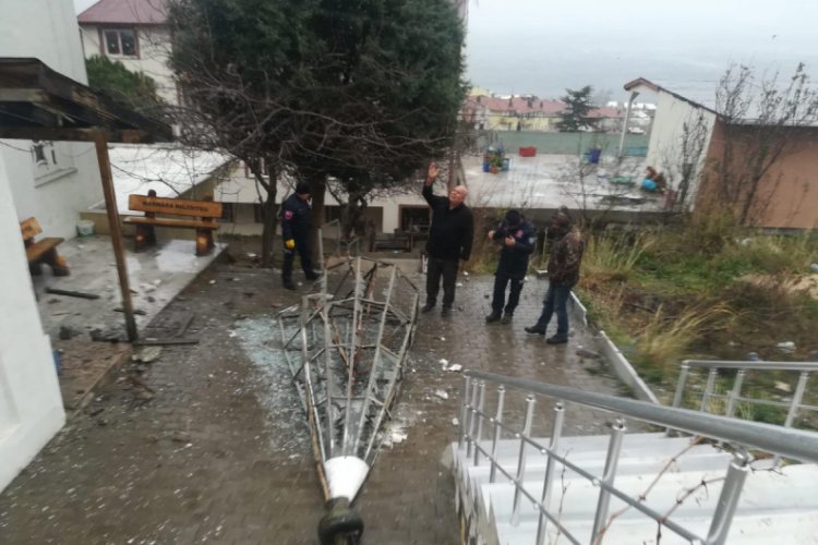 Şiddetli r&uuml;zgar minarenin k&uuml;lahını u&ccedil;urdu