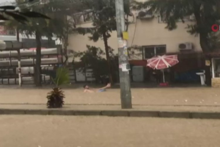 Leğenden tekne yapıp selin oluşturduğu akıntıda y&uuml;zd&uuml;