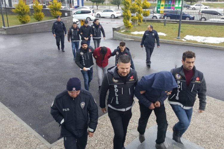 G&ouml;zaltına alınan 3 kişi tutuklandı