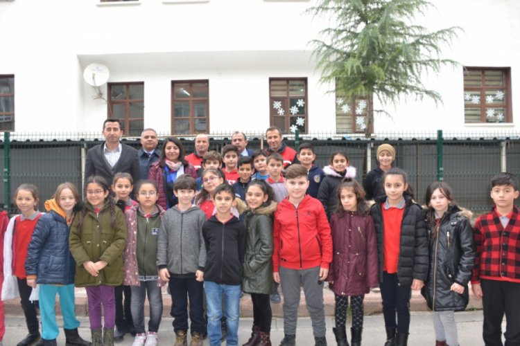 Temizlik g&ouml;revlisi &ouml;ğrencilere rol model oldu