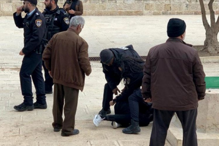 İsrail polisi Mescid-i Aksa'da 2 Filistinliyi daha g&ouml;zaltına aldı