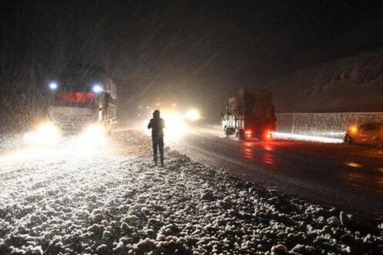 Tipi nedeniyle 7 ara&ccedil;ta mahsur kalanları karla m&uuml;cadele ekipleri kurtardı