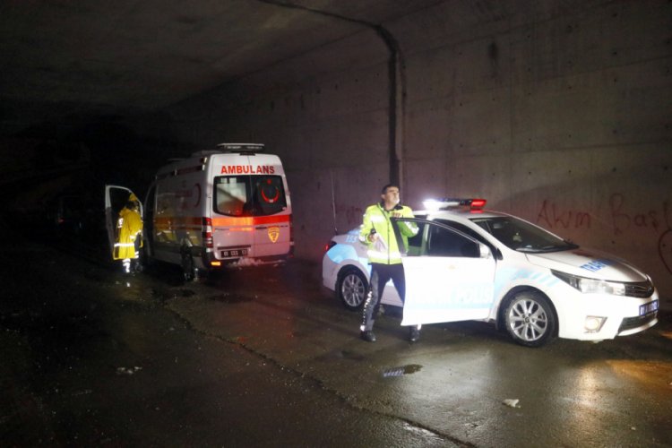 &Ccedil;ığ altında kalan iş&ccedil;iyi kurtarmaya giden ekipler, yolda kaldı