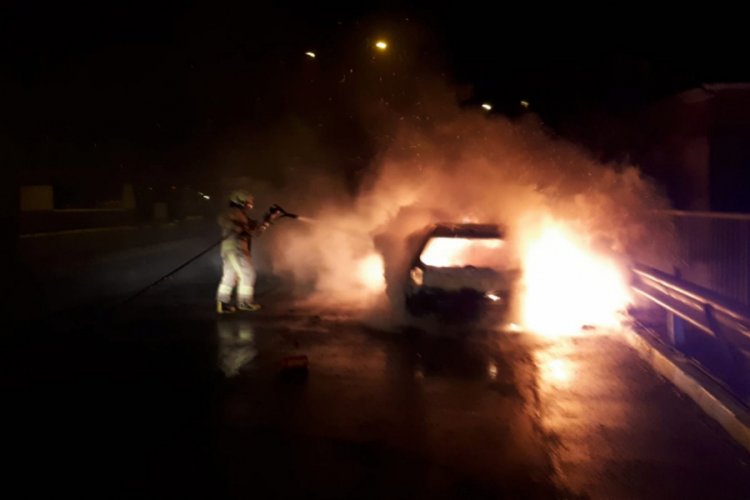 Alev topuna d&ouml;nen otomobilden son anda &ccedil;ıkarıldı!