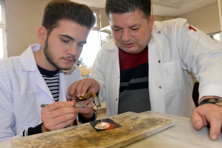 Bu b&ouml;l&uuml;m&uuml; bitiren 7 bin lira maaşla işe başlıyor