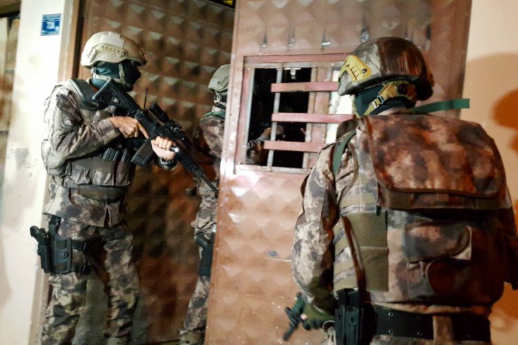 Bursa�da şafak baskını yapılan operasyonda çöp evde gizlenen uyuşturucu
