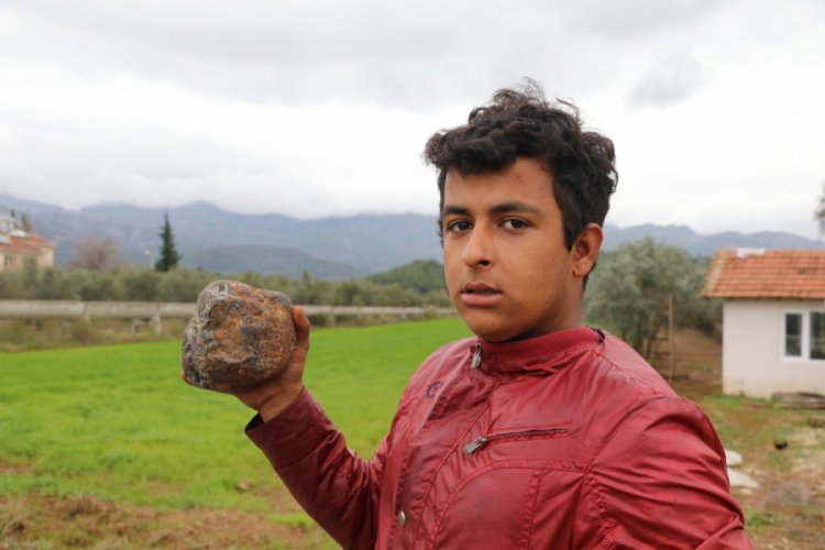 Odun toplarken g&ouml;k taşı buldu