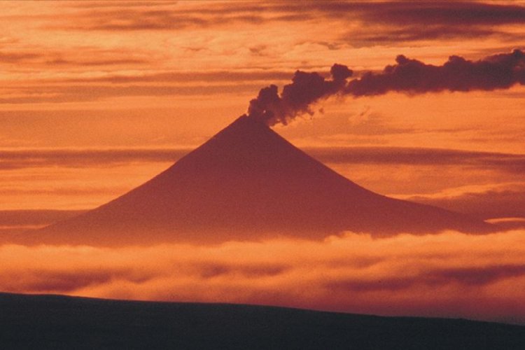 Alaska'da Shishaldin Yanardağı'nda patlama