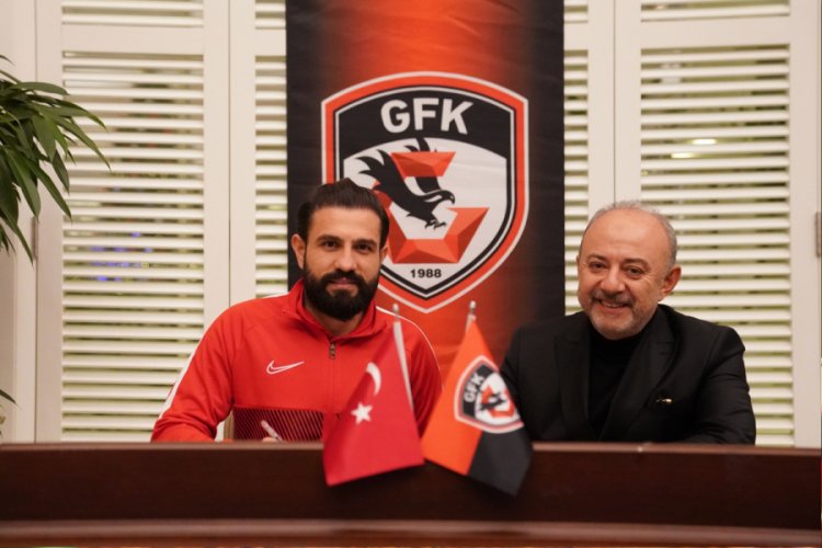 Gaziantep FK'da iki futbolcunun s&ouml;zleşmesi uzatıldı