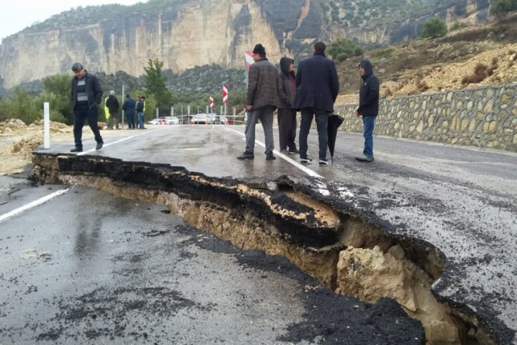 Yol &ccedil;&ouml;kt&uuml;, 1 ila 8 metrelik yarıklar oluştu