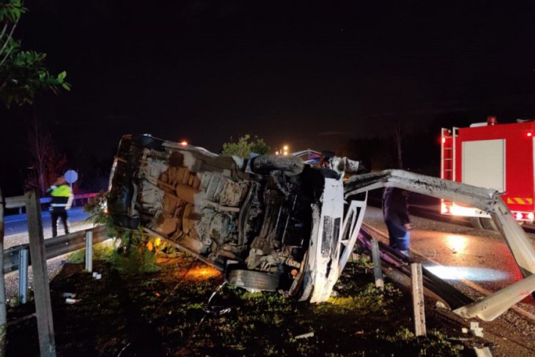 Minib&uuml;s ref&uuml;jdeki bariyere &ccedil;arptı: 1 &ouml;l&uuml;, 3 yaralı