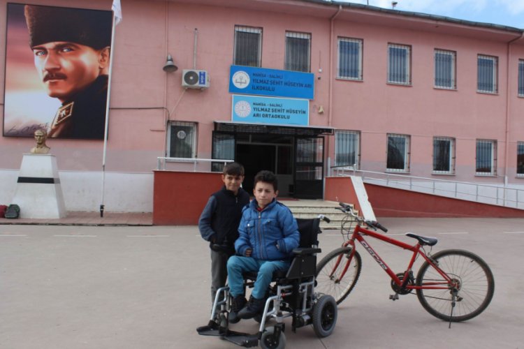5. sınıf &ouml;ğrencisi biri engelli iki arkadaşın dostluğu &ouml;rnek oldu