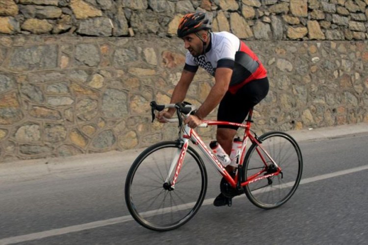 Tek bacaklı bisiklet&ccedil;i milli forma i&ccedil;in pedala '&ccedil;ift kuvvet' basıyor