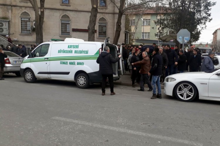 Adliye &ouml;n&uuml;nde &ouml;ld&uuml;r&uuml;len şahıs son yolculuğuna uğurlandı