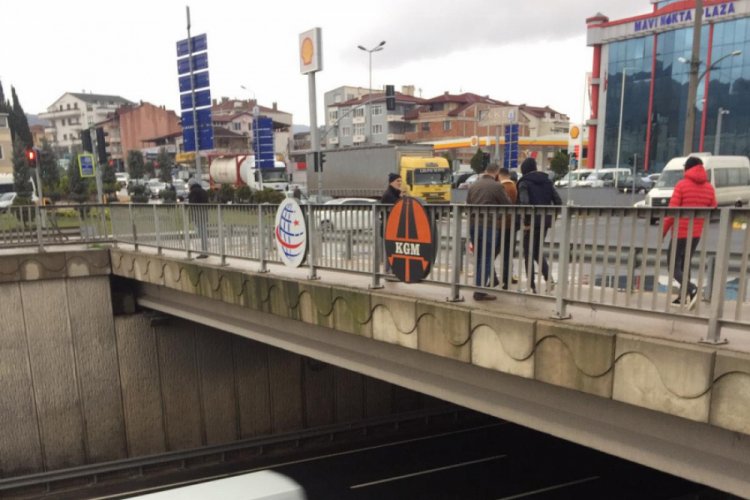 K&ouml;pr&uuml;den yola atladı