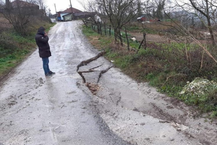 &Ccedil;&ouml;ken yola belediye ekipleri m&uuml;dahale ediyor