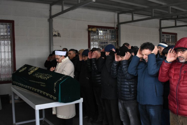 Reklam panosundan kopan par&ccedil;a y&uuml;z&uuml;nden &ouml;len kişi son yolculuğuna uğurlandı