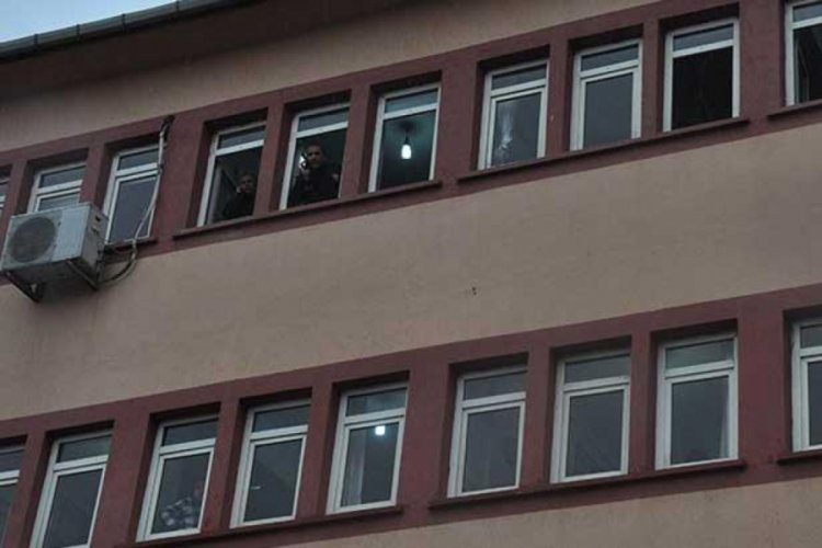 Arkadaşlarıyla tartışan lise &ouml;ğrencisi 4. kattan atladı
