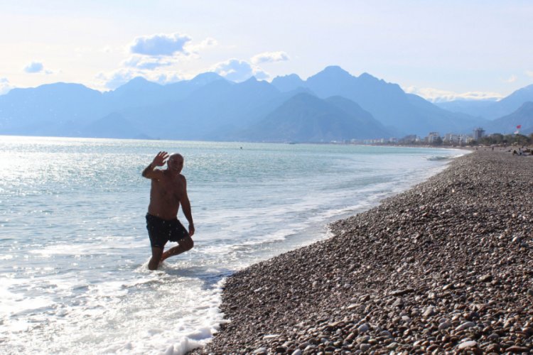Antalya'da fırtınanın ardından deniz keyfi