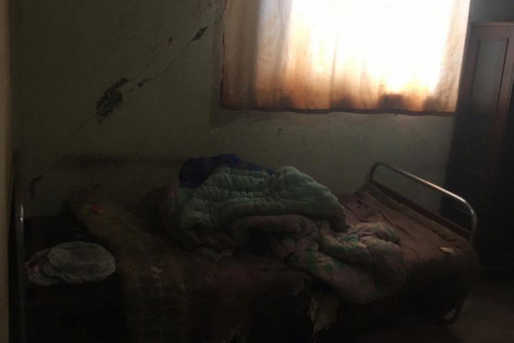 Bursa'da k&ouml;t&uuml; koku şikayeti yapılan evden &ccedil;ıkmamak i&ccedil;in direndiler